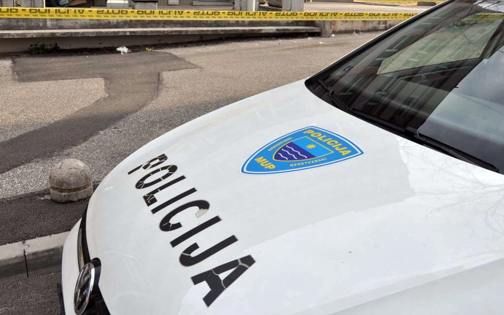 Uhićen muškarac koji je u krugu Policijske uprave Čapljina vozilom udario policajaca